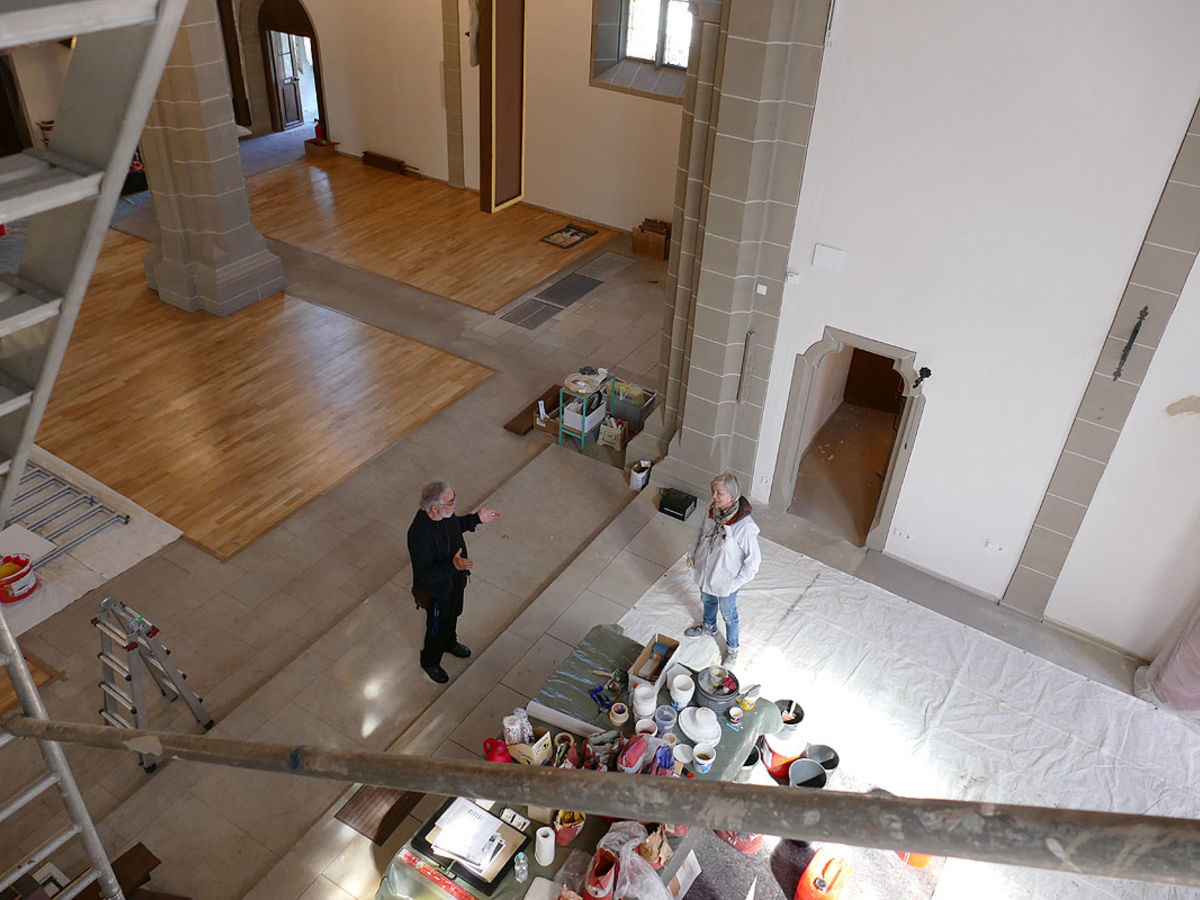 Malerischer Spiegel an der gotischen Madonna in St. Crescentius (Foto: Karl-Franz Thiede)